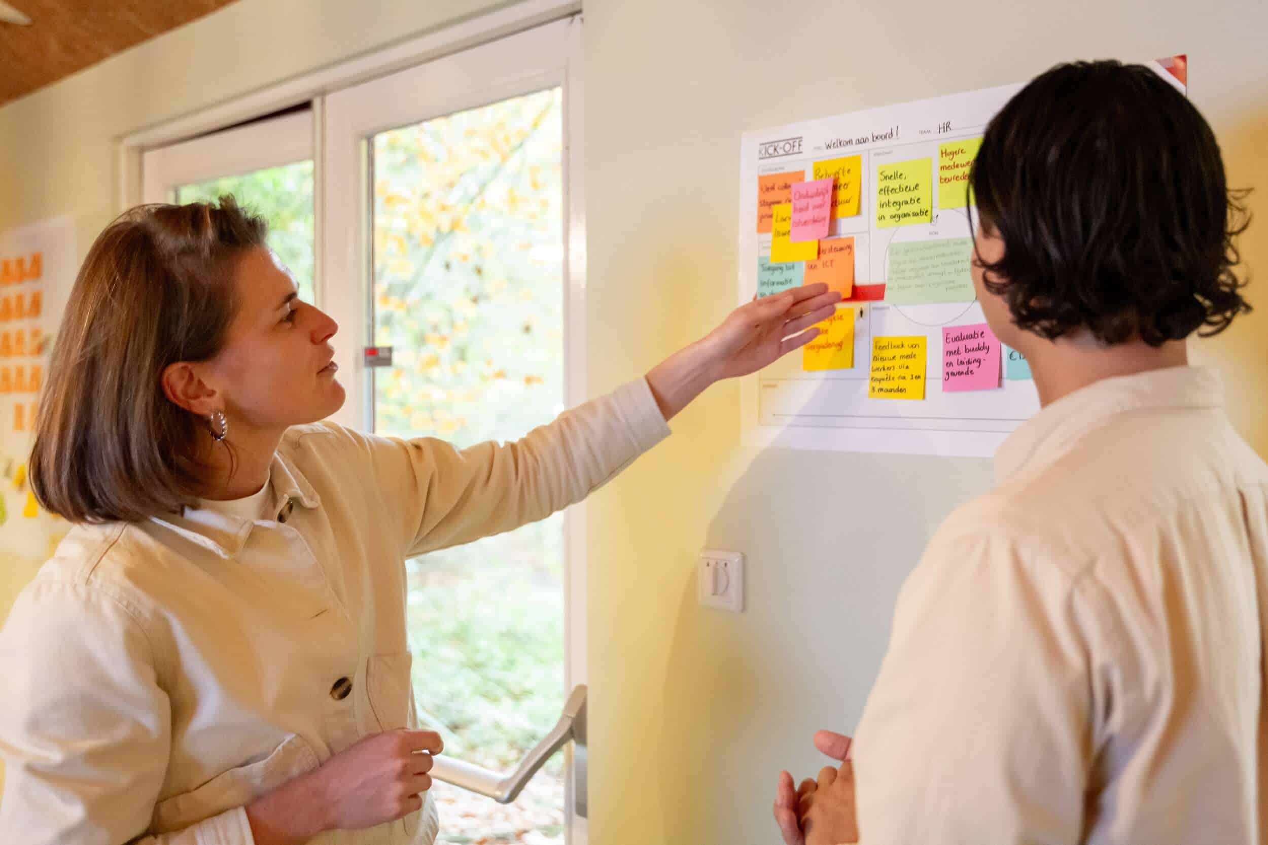 Twee projectmanagers bespreken een poster