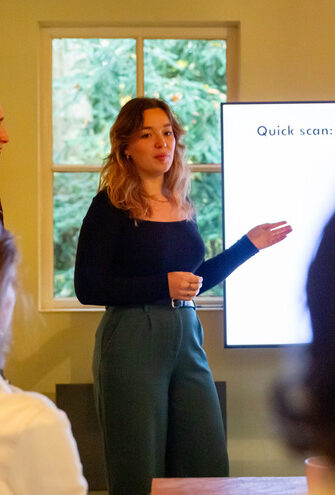 Twee vrouwen geven een presentatie
